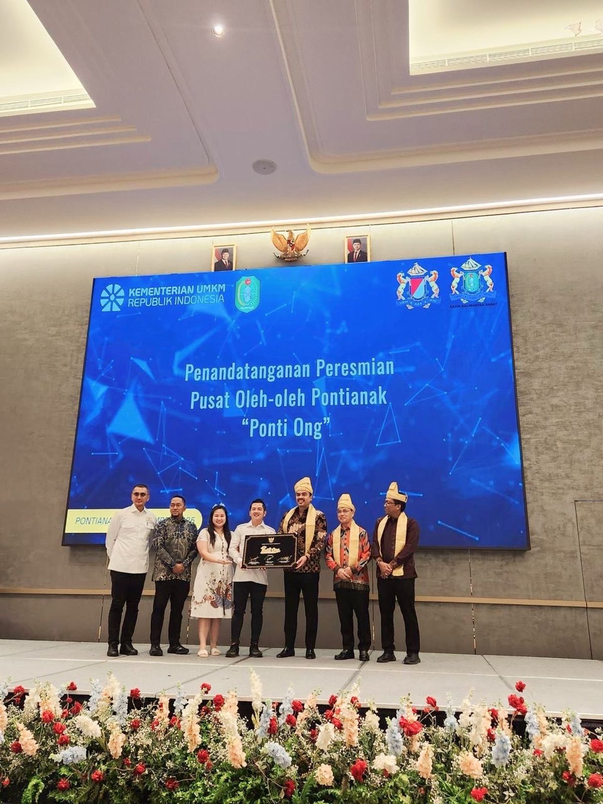 Penandatangan Prasasti Peresmian “Ponti Ong” Pusat Oleh-oleh Pontianak oleh Menteri UMKM RI