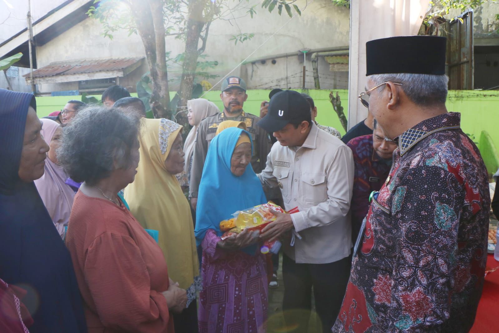 Jelang Nataru, Warga Pontianak Utara Serbu 3.500 Paket Sembako Murah