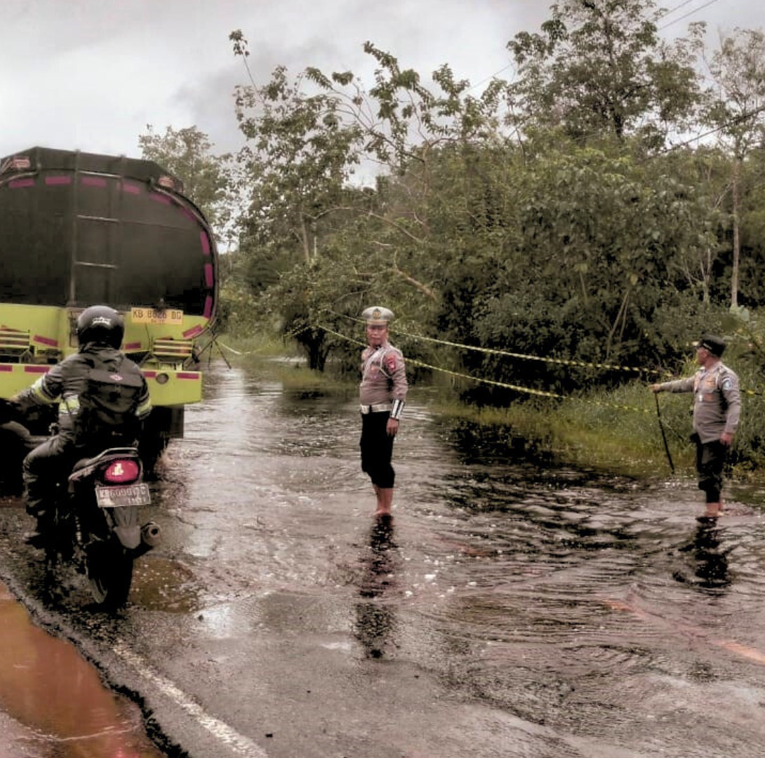 Satlantas Kubu Raya Gelar Patroli di Kawasan Rawan Banjir KM 39, Jalan Transkalimantan