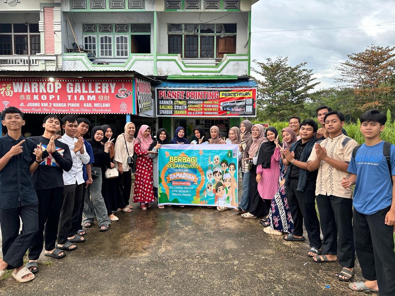 Siswa SMK Negeri 1 Nanga Pinoh Berbagi Ratusan Takjil pada Pengguna Jalan