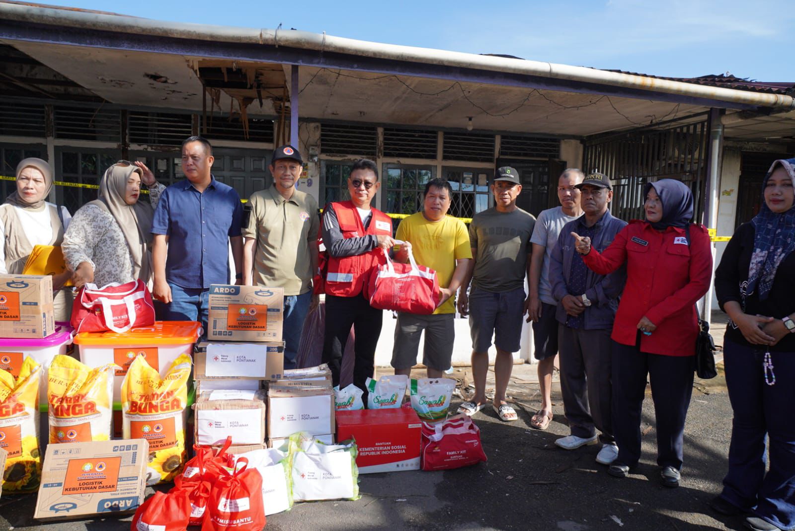 Empat KK Terdampak Kebakaran di Pontianak Utara, Wali Kota Edi Kamtono Salurkan Bantuan Darurat