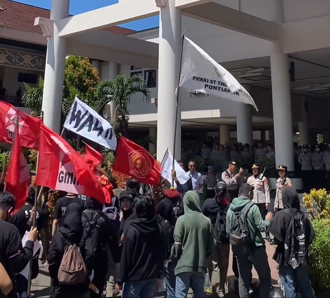 Ratusan Masyarakat Kota Pontianak Serukan Aksi di Gedung DPRD Kalbar, Ini Tanggapannya!