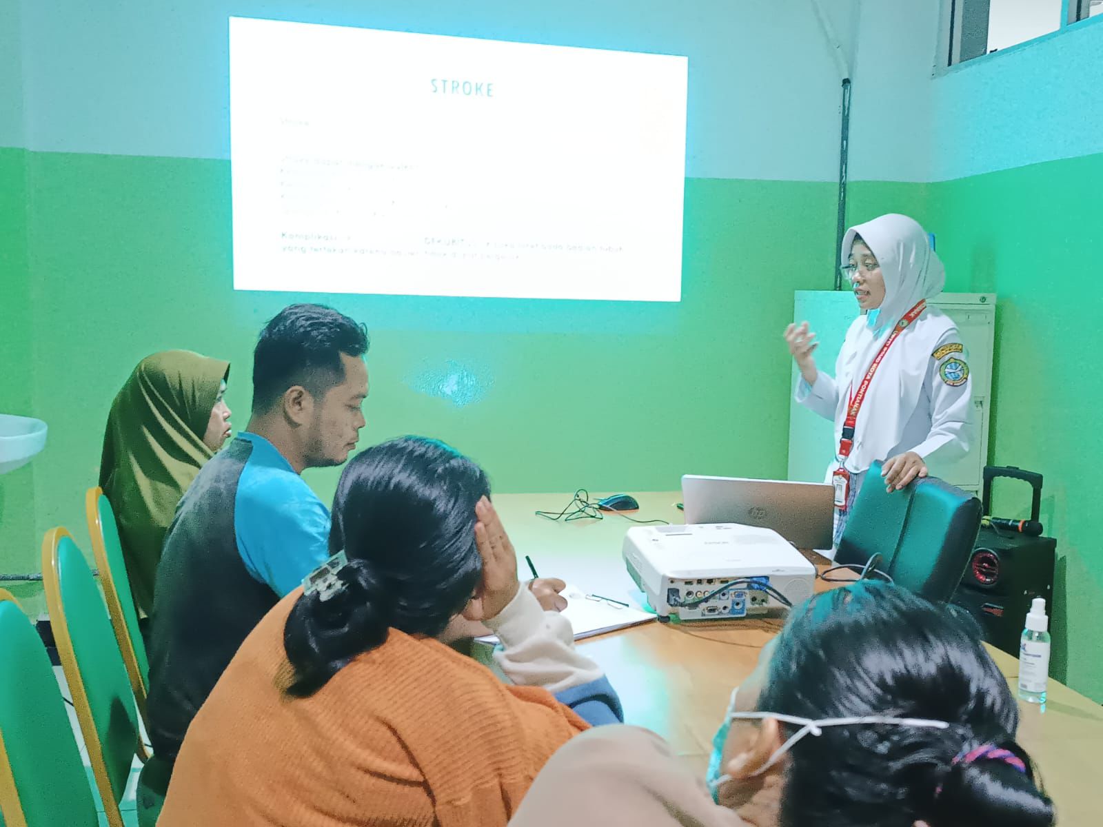 RSUD SSMA Pontianak Edukasi Keluarga Pasien Stroke Cegah Luka Tekan dengan Alih Baring