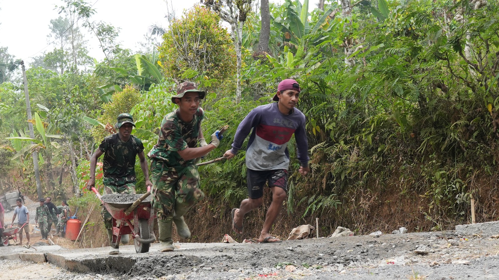 Satgas TMMD dan Warga Tarik Arko Demi Kelancaran Pengecoran Jalan