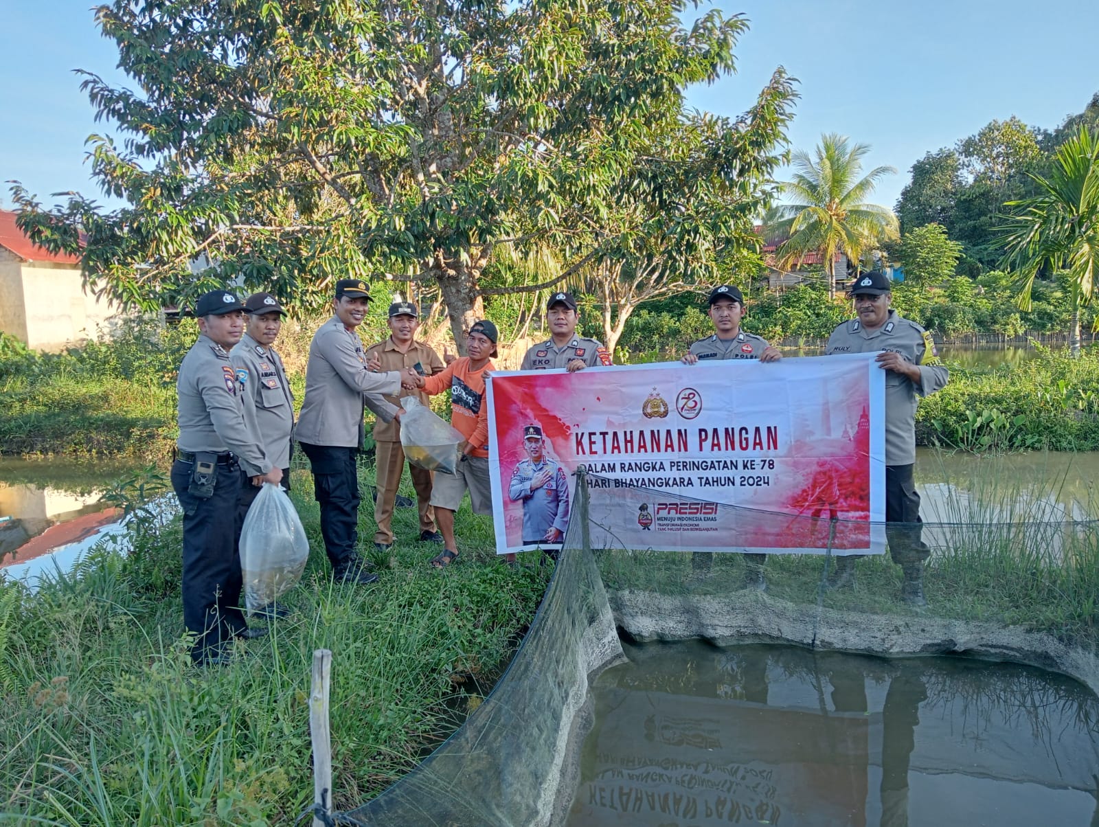 Sambut HUT Bhayangkara ke-28, Polsek Kota Baru Beri Bantuan Bibit Ikan ke Warga