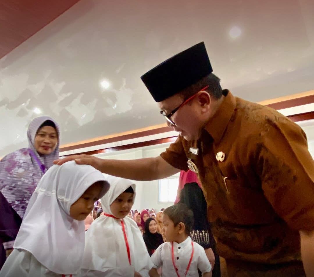 Bupati Sujiwo Serahkan Santunan Yatim di Pal IX Kubu Raya
