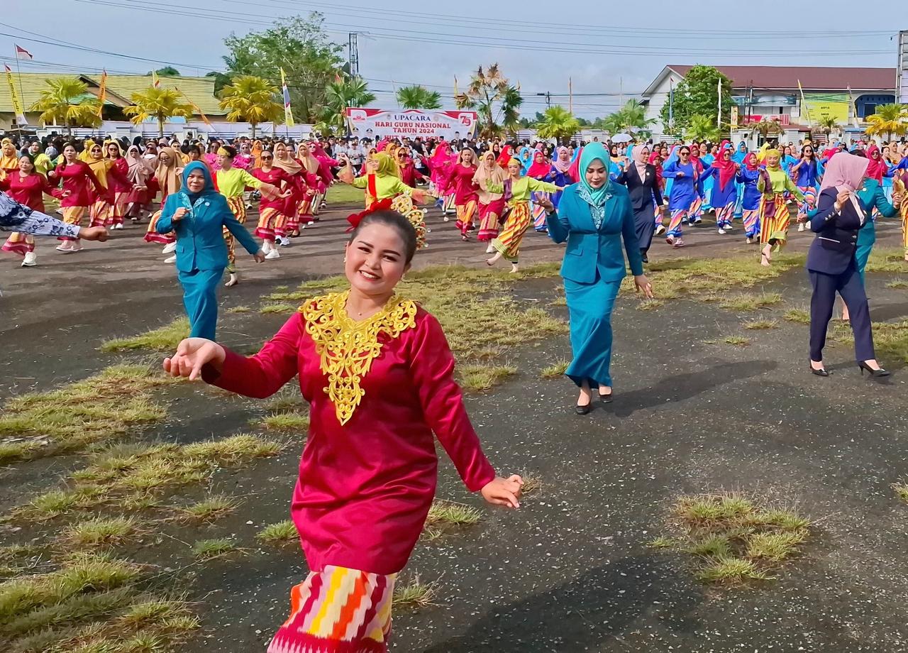 Siswi SMPN 1 Nanga Pinoh Tampilkan Tari Jepin Tempurung dalam Upacara HGN 2024