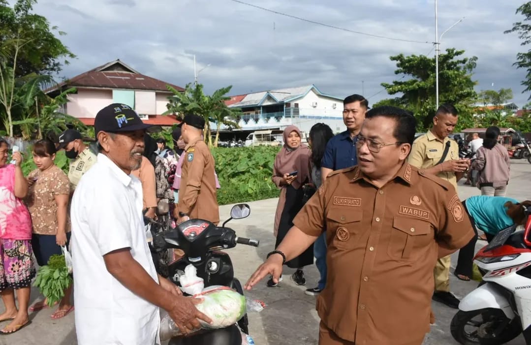 Wakil Bupati Kubu Raya Tinjau Operasi Pasar di Pasar Menanjak