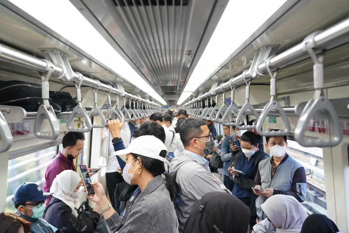 Agar Perjalanan Lebih Nyaman, Ini Tips Menggunakan LRT Jabodebek Saat Jam Sibuk