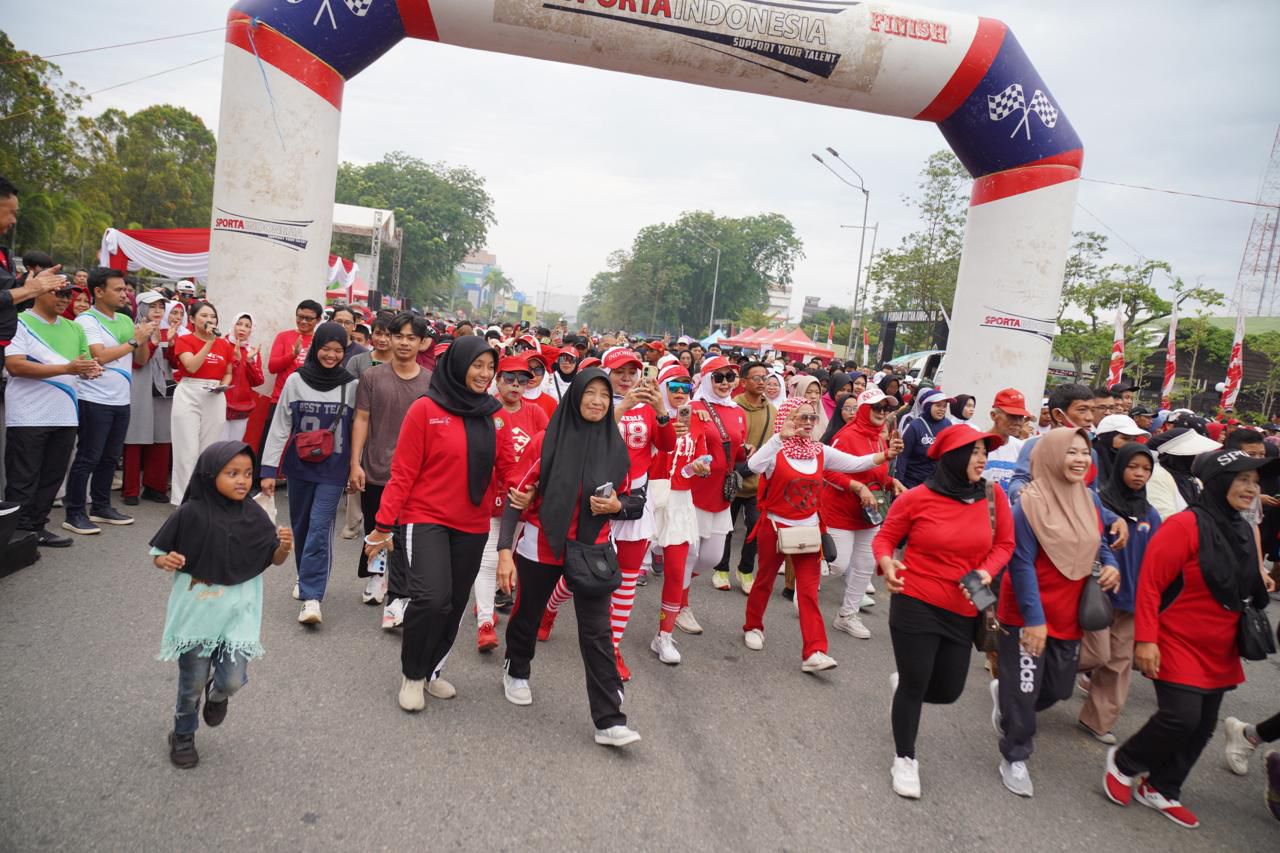 Ribuan Warga Pontianak Meriahkan Fun Walk HUT ke-80 RI dan Haornas