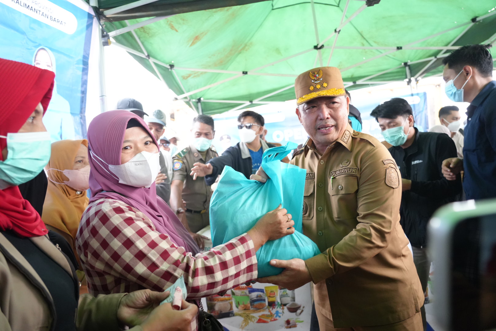 Gubernur Norsan Pastikan Warga Ketapang Dapat Air Bersih dan Sembako Murah