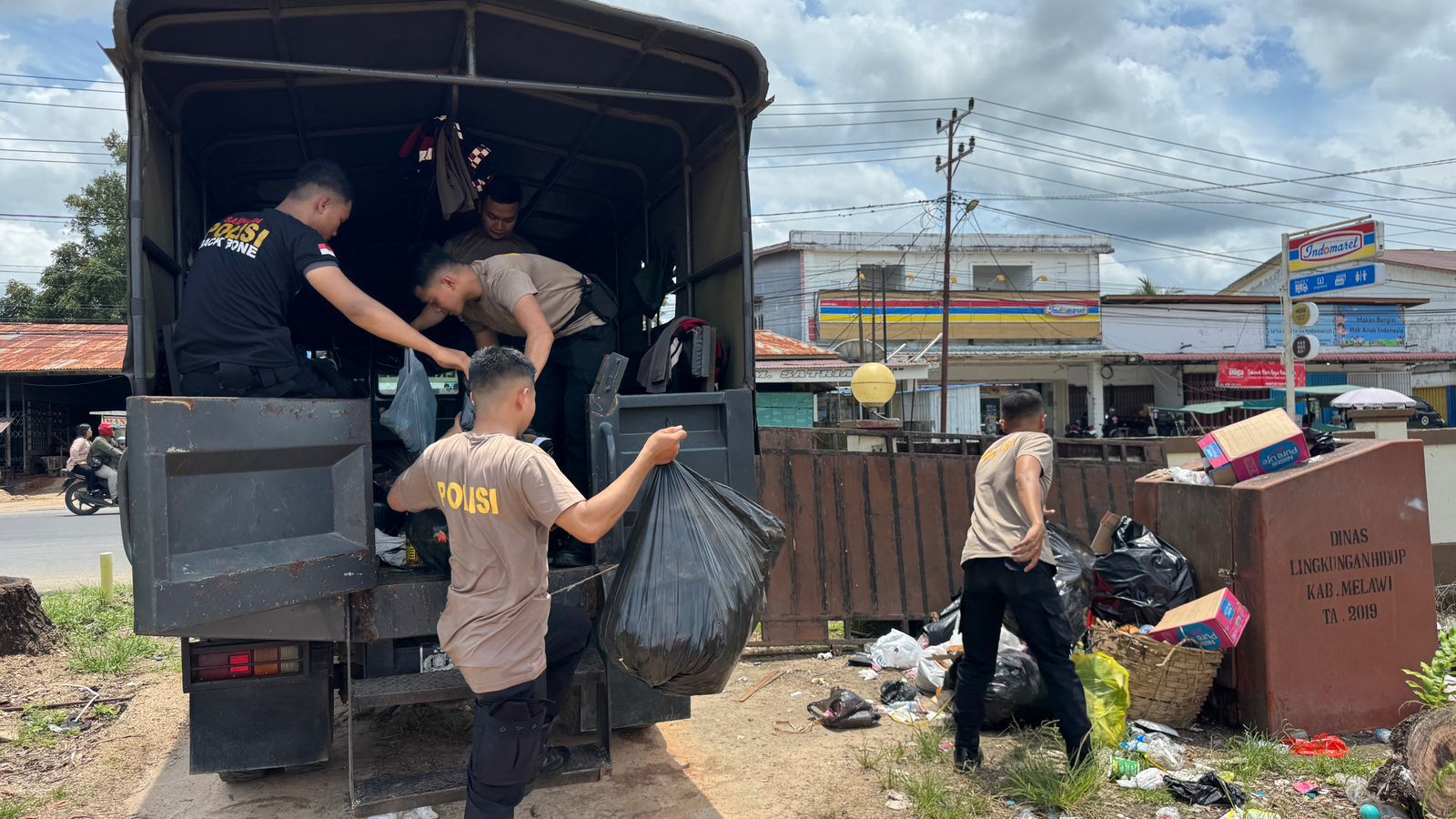 Euforia Perang Mercon Berujung Sampah, Polisi Turun Tangan Bersihkan