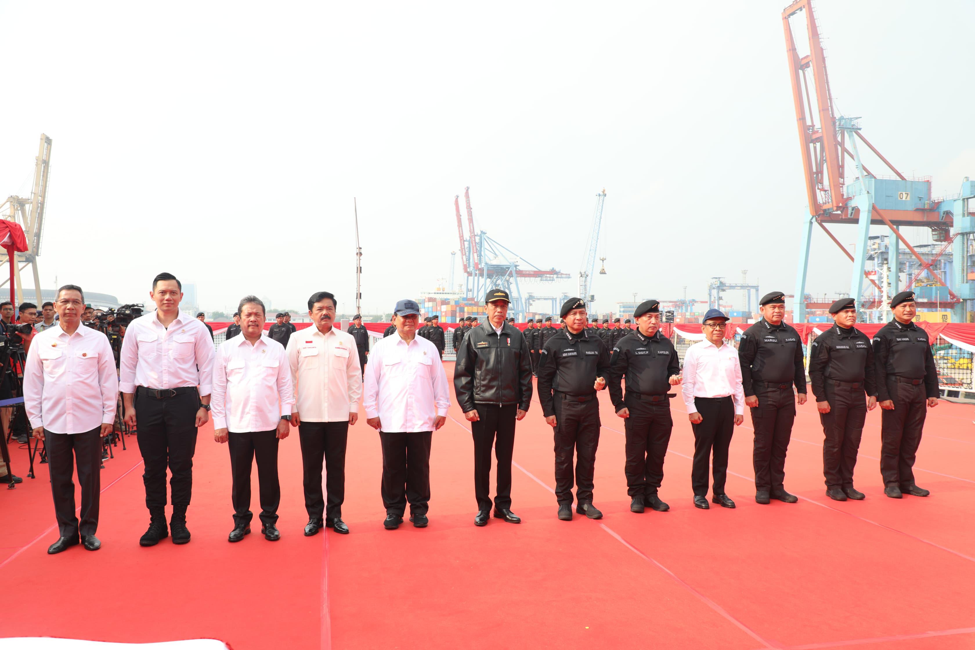 Bersama Presiden RI, Menteri AHY Peroleh Brevet Kehormatan Hiu Kencana dari TNI AL