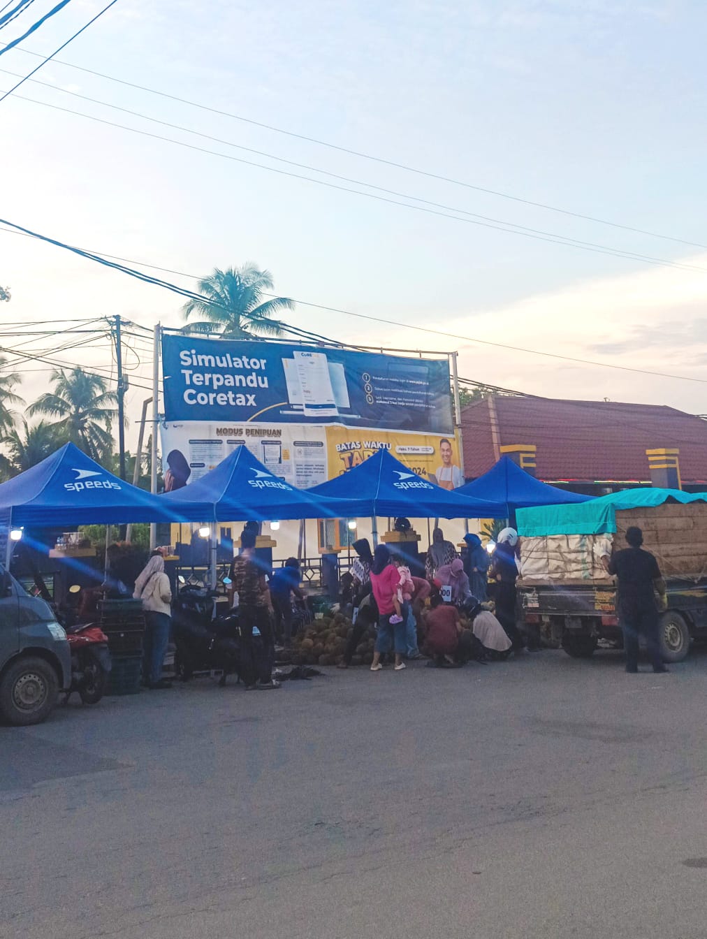 Antusias Warga Mempawah Sambut Musim Durian: Berbondong-Bondong Pilih Durian di Pasar Sebukit Rama