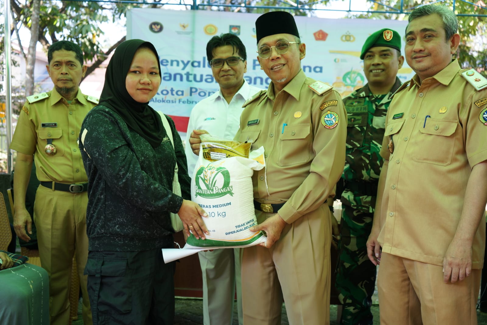 43.240 KK di Pontianak Terima Bantuan Pangan Beras dan Minyak