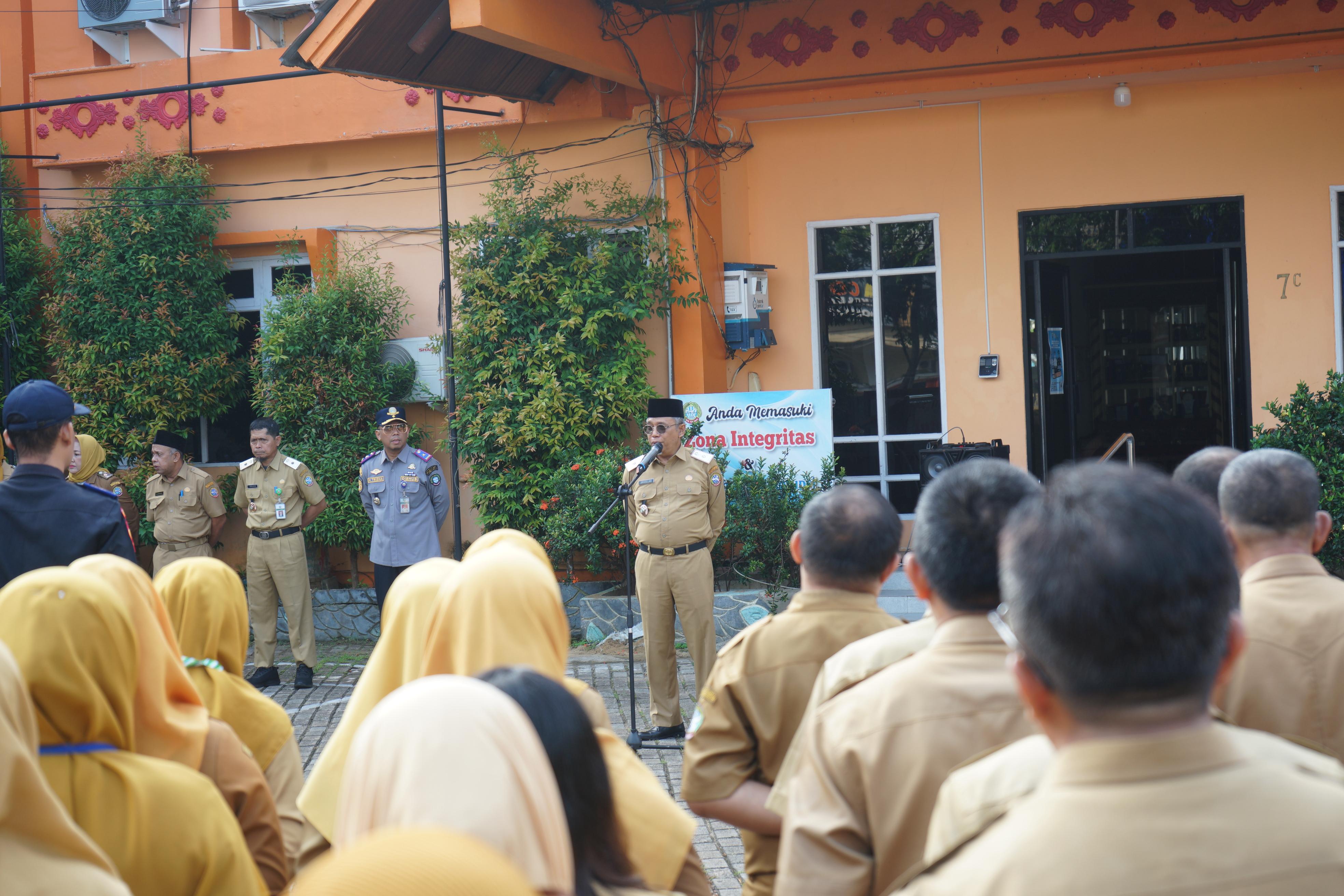 Sekda Pontianak Tekankan Profesionalisme dan Disiplin ASN Saat Apel Pagi