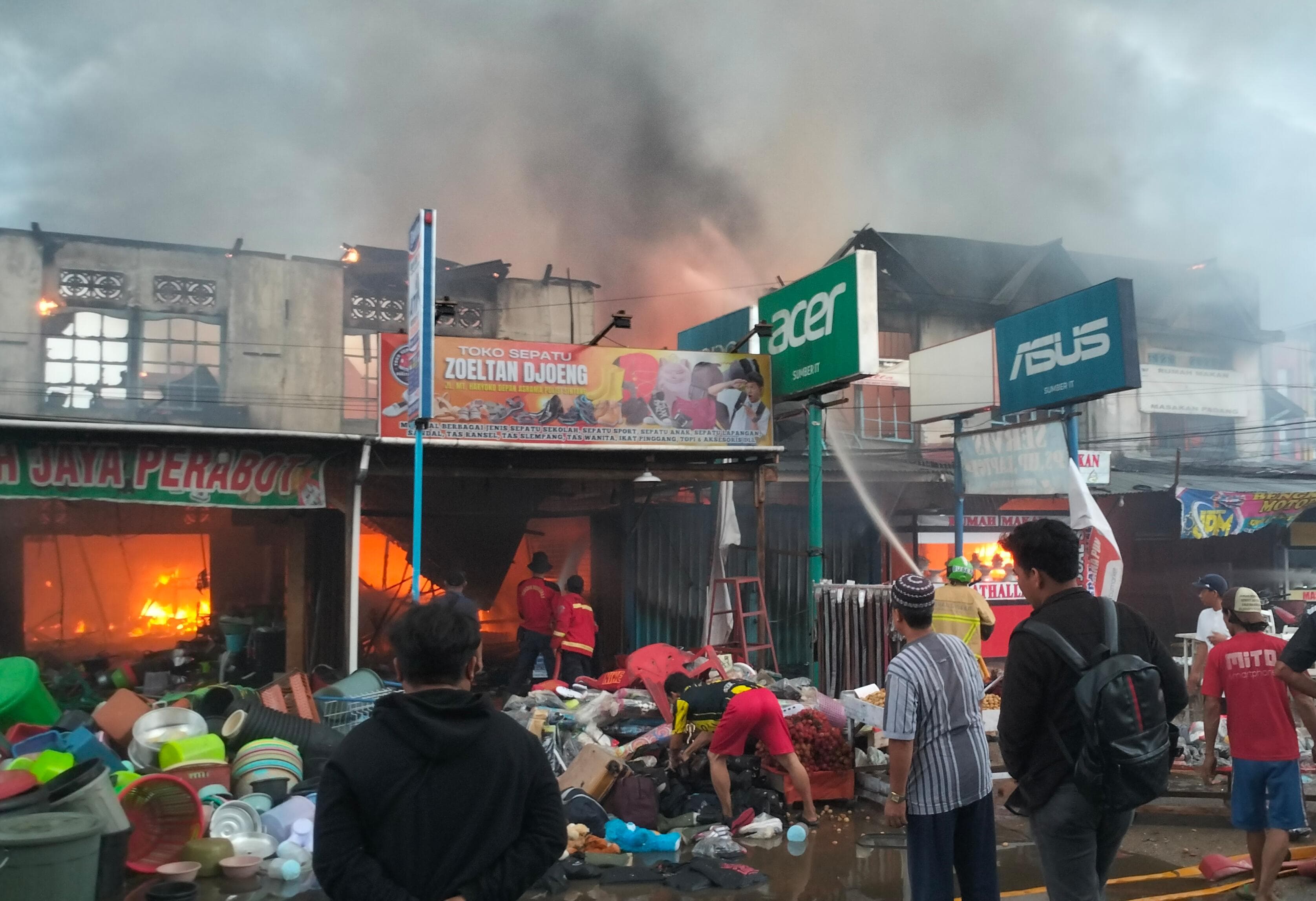 Kebakaran Hebat Melanda Enam Ruko di MT Haryono, Sintang