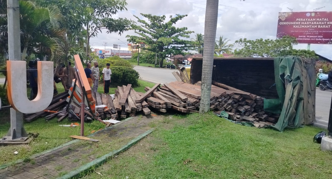 Diduga Kelebihan Muatan, Truk Oleng Memakan Korban di Tol 2 Kubu Raya