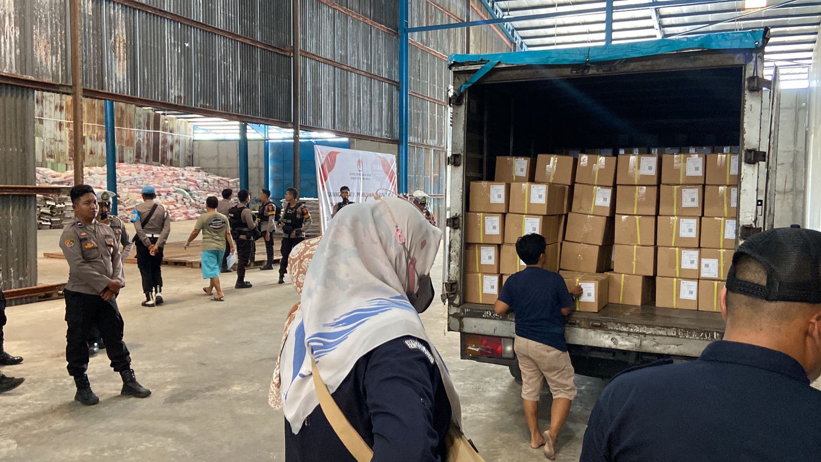 Polres Kubu Raya Amankan Kedatangan Logistik Surat Suara Pilgub Kalbar