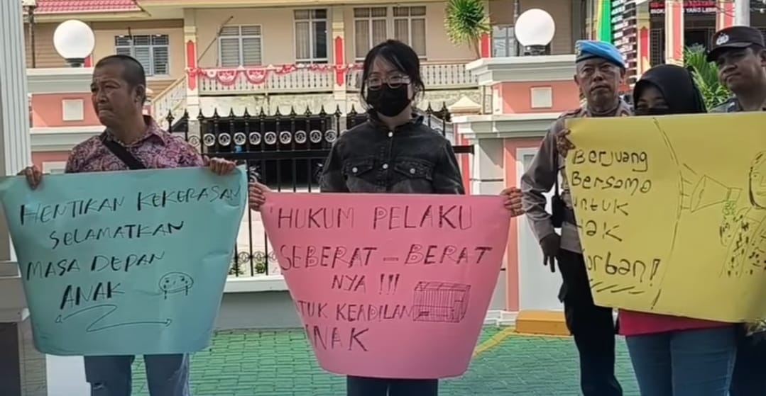 Dua Aksi Damai Warnai Praperadilan Oknum Anggota DPRD Singkawang Terkait Kasus Dugaan Pencabulan Anak