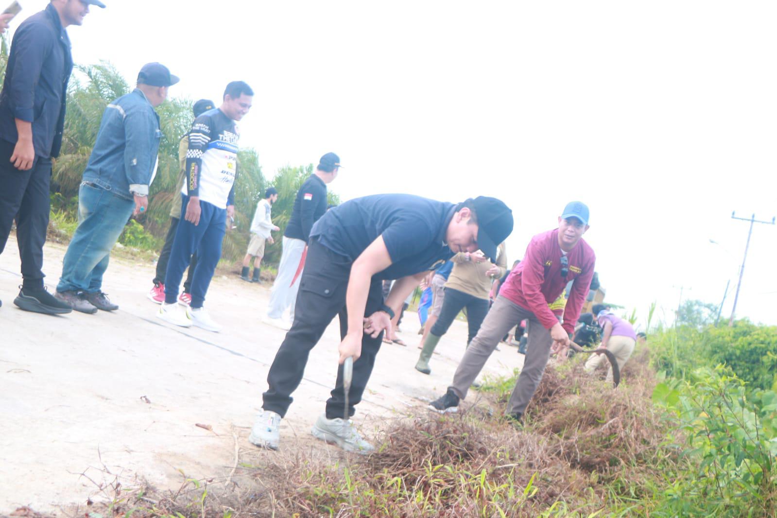 Wakil Walikota Pontianak Pimpin Kerja Bakti Bersama Warga Bersihkan Drainase di Siantan Hulu