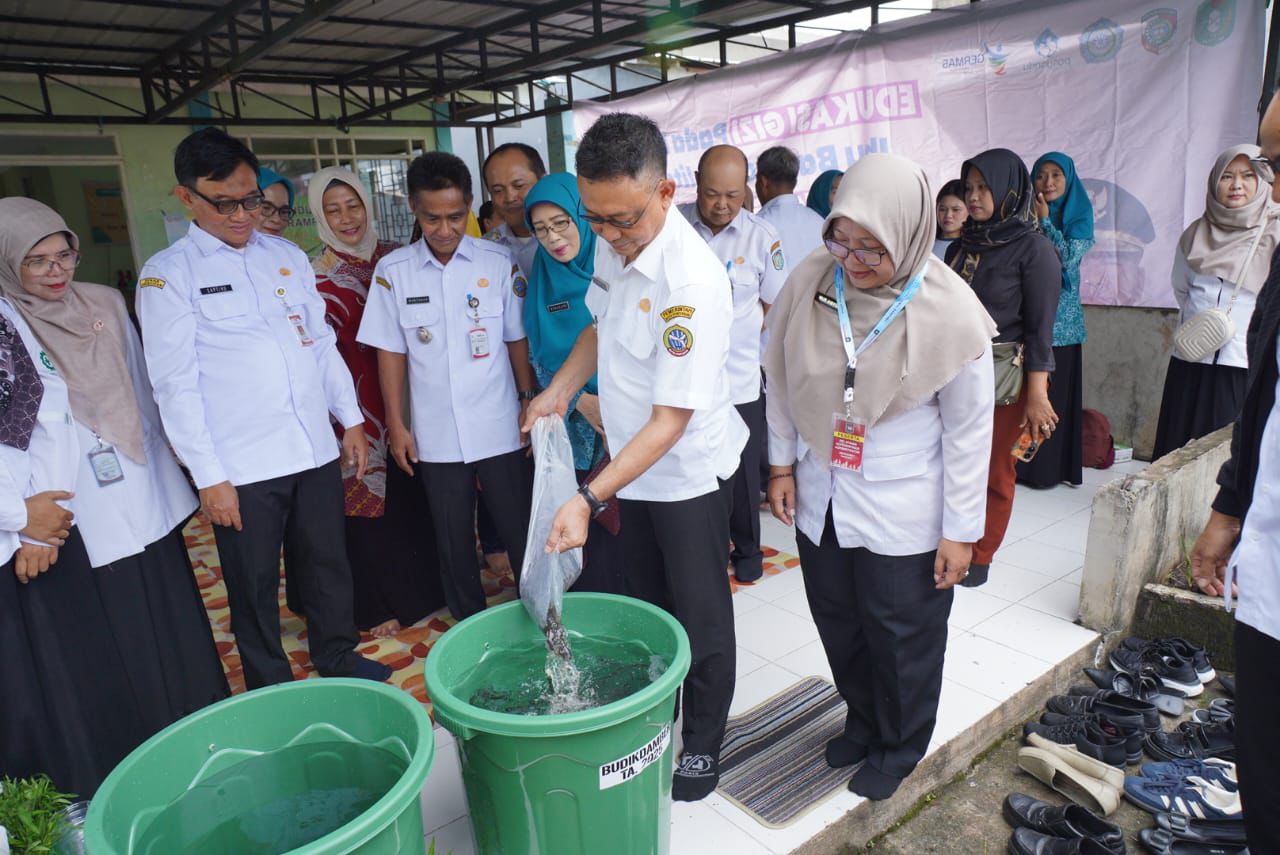Wali Kota Pontianak Serahkan Paket Budikdamber, Cegah Stunting dan Kendalikan Inflasi