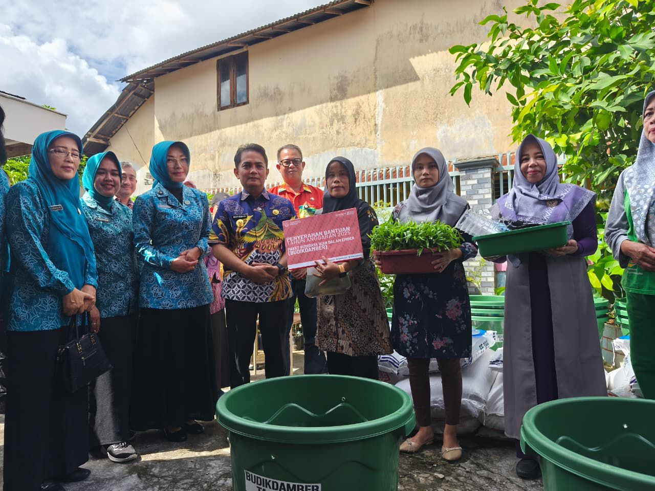 Perkuat Ketahanan Pangan, Pemkot Pontianak Salurkan Bantuan Budikdamber ke 30 Posyandu