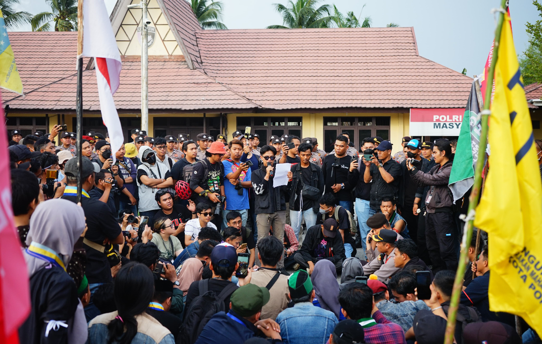 Aliansi Mahasiswa dan Masyarakat Akhiri Aksi di Polda Kalbar dengan Tanda Tangan Tuntutan