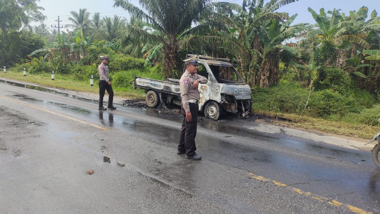 Mobil Pick Up Bermuatan Sofa Terbakar Hangus di Jalan Peniraman Mempawah, Kerugian Mencapai Rp90 Juta!