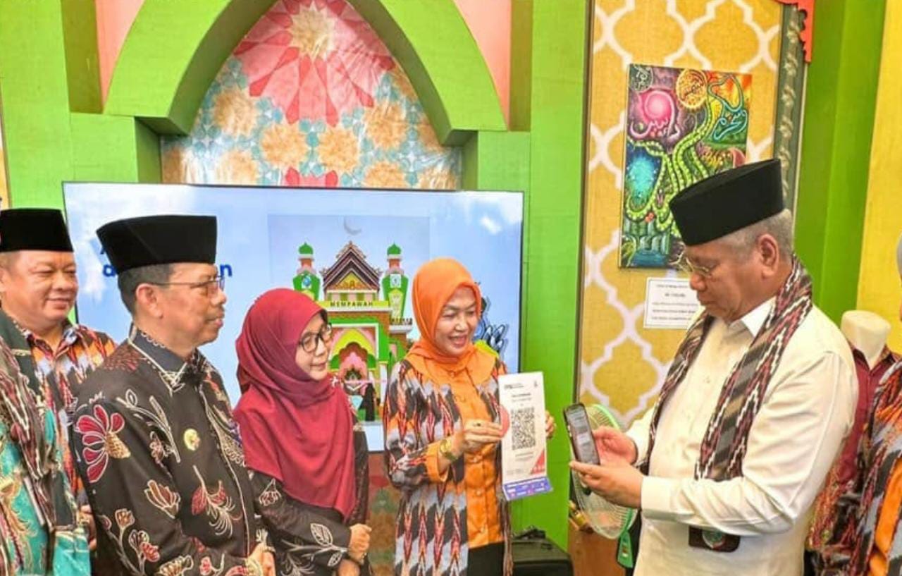 Pj Gubernur Kalbar Buka Sekaligus Beli Kaligrafi Kontemporer di Stan Pameran MTQ Mempawah