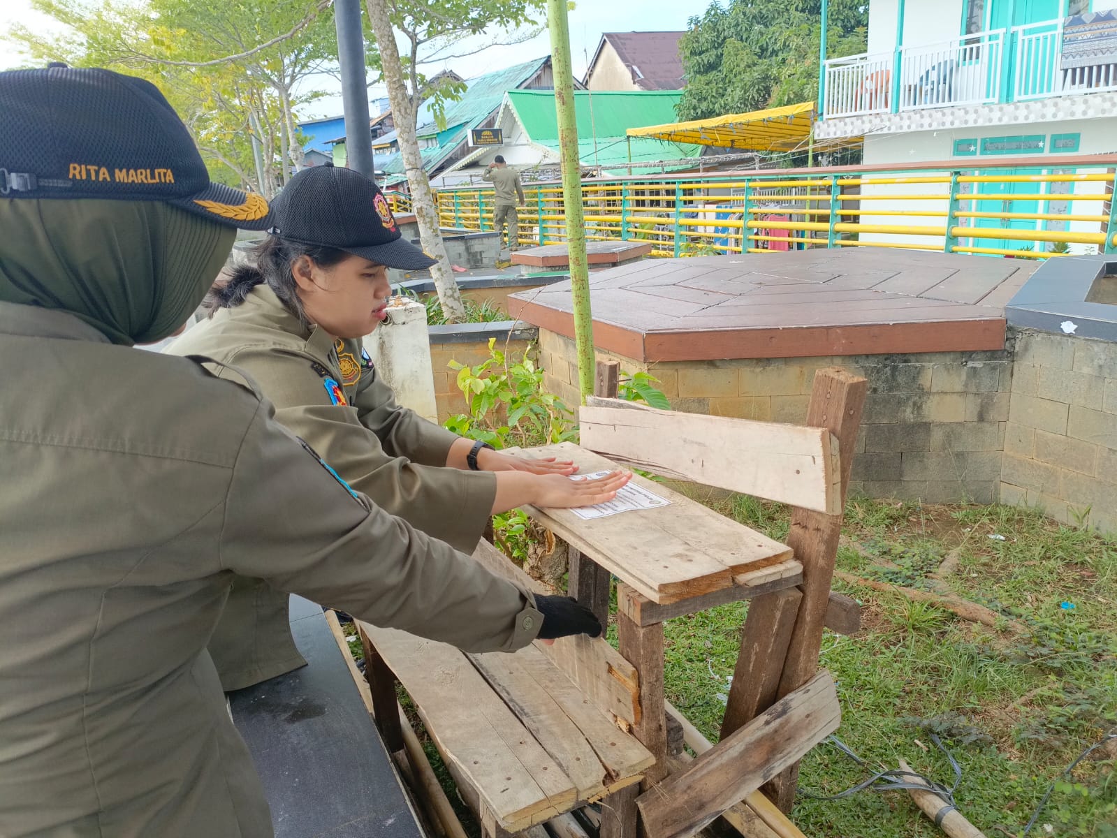 Libatkan Tokoh Masyarakat, Satpol PP Pontianak Tertibkan PKL di Waterfront