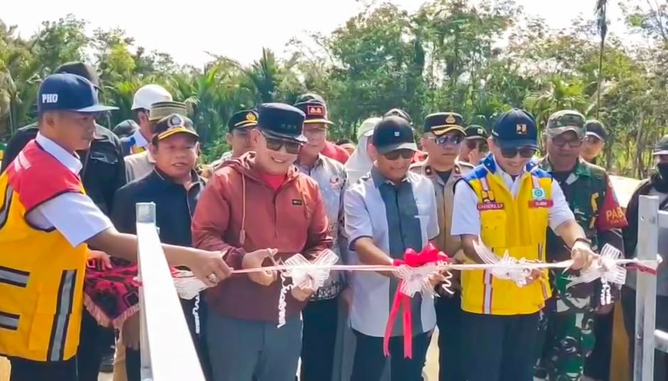 Bupati Kubu Raya Resmikan Jembatan Gantung Munggu Emas, Janjikan Perbaikan Jalan Akses Oktober 2025