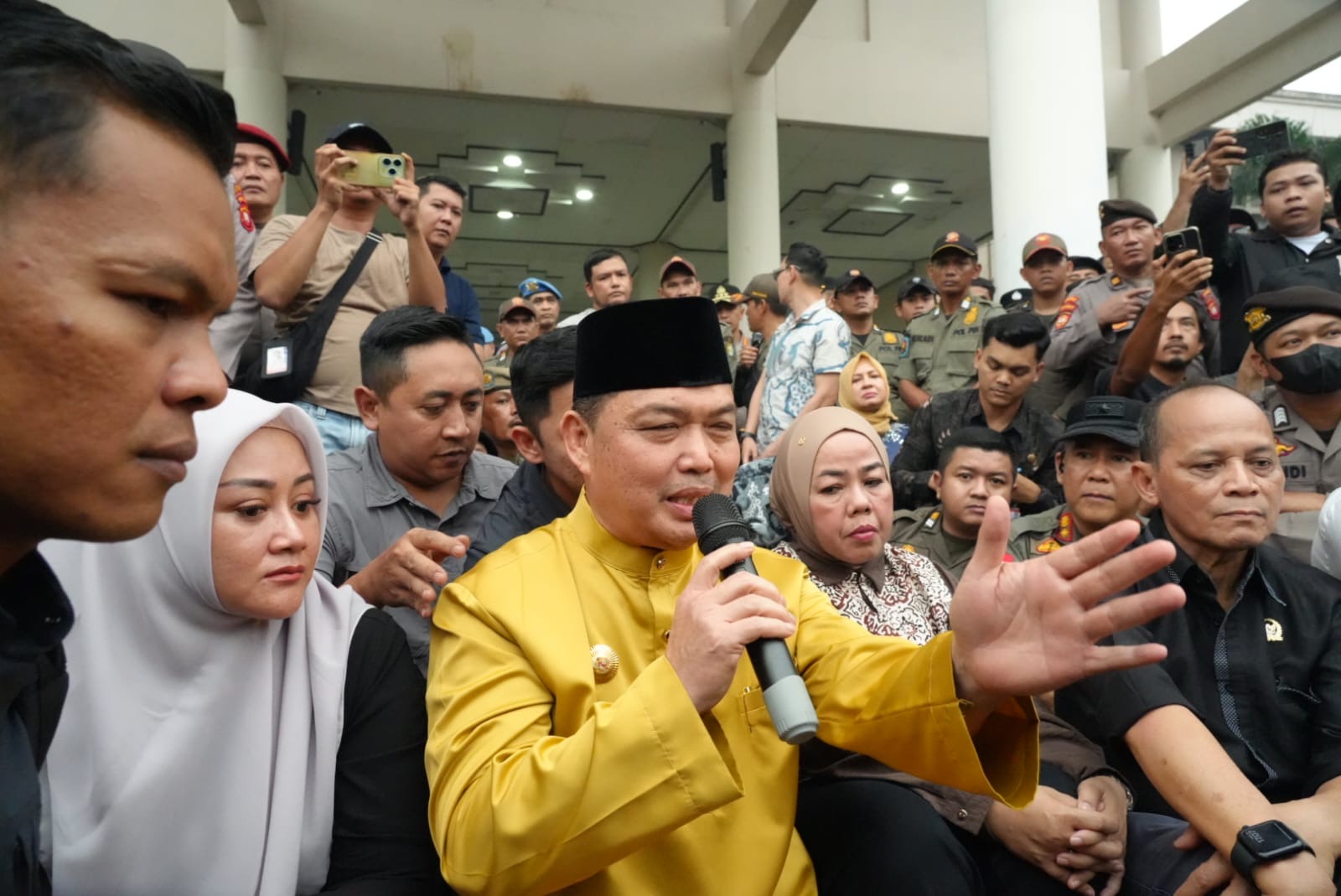Aspirasi Massa Ditindaklanjuti, Ria Norsan   Pastikan Persoalan BBM dan Listrik Ditindaklanjuti