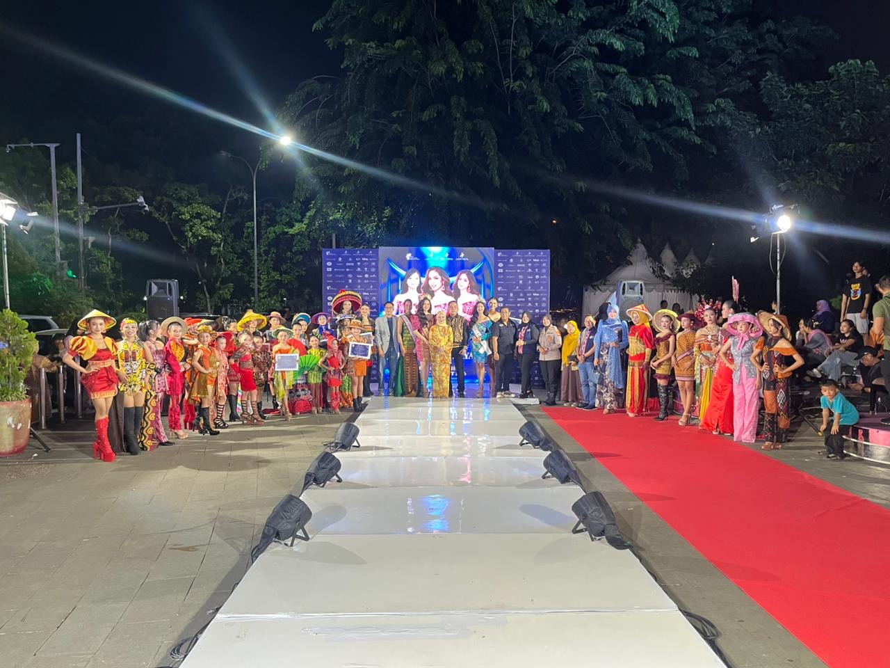 Fashion Show Budaya Meriahkan Pemilihan Putri Daerah Kalbar 2026, Angkat Wastra Lokal di Taman Digulis