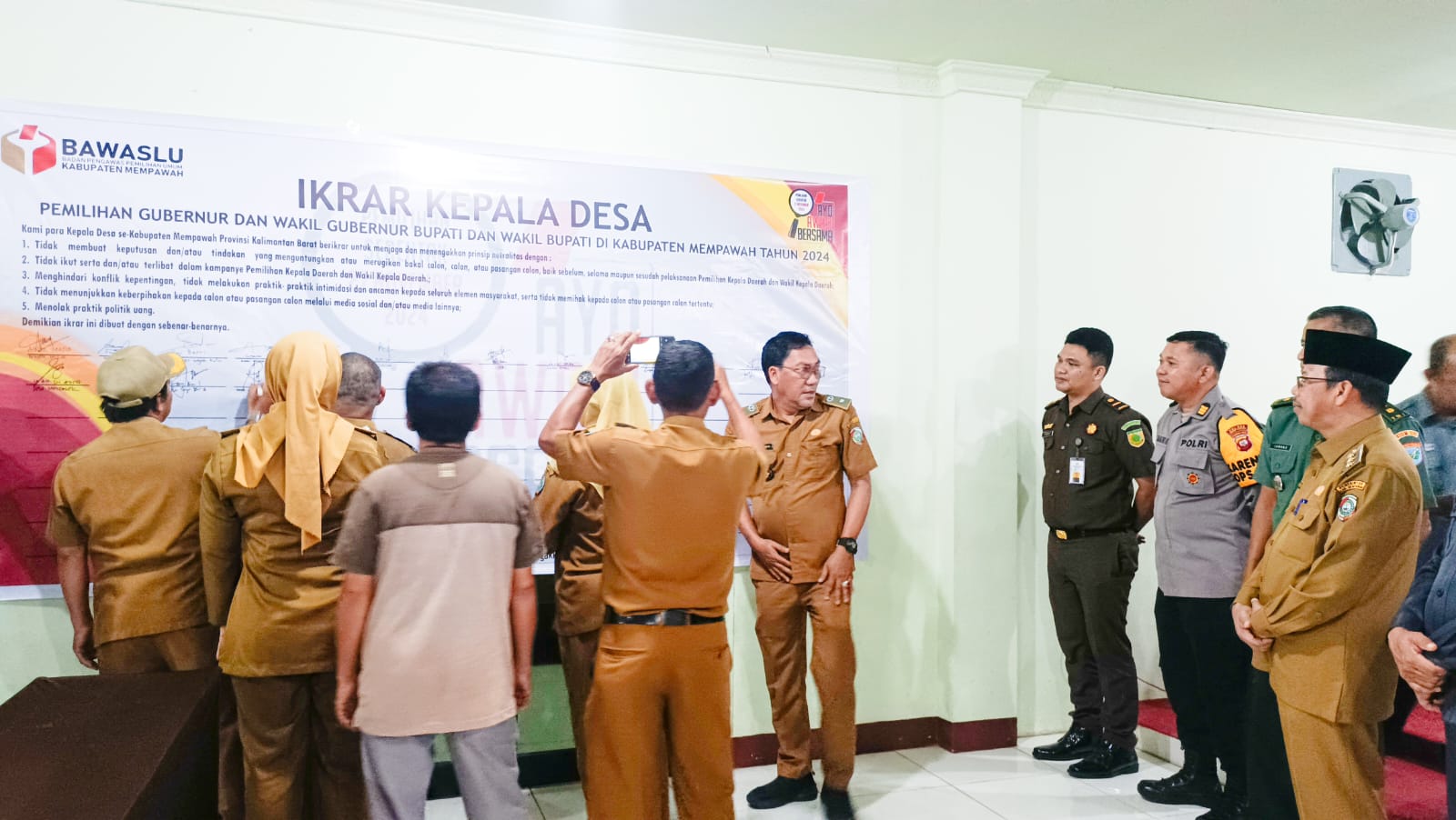 Puluhan Kades se-Kabupaten Mempawah : Berikrar untuk Netral dalam Pilkada Serentak 2024