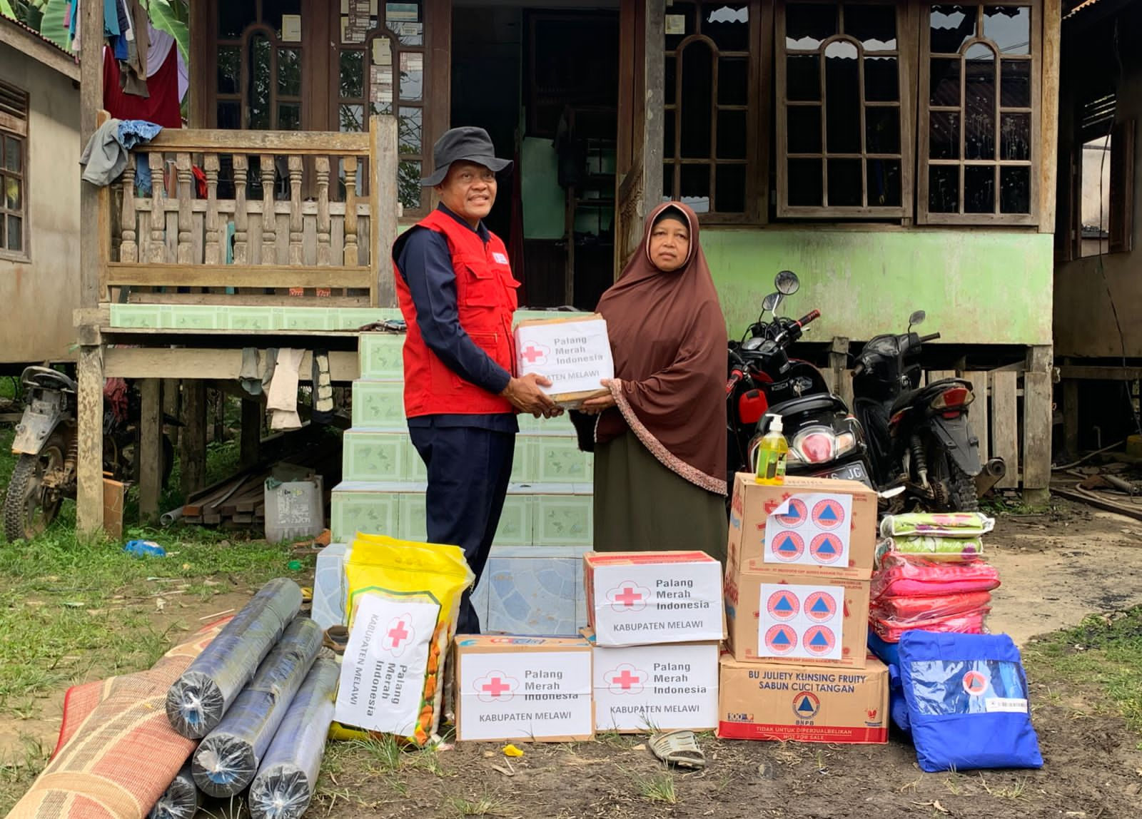 Rumah Habis Terbakar, Rusmiati Menangis Dapat Bantuan dari PMI Melawi 