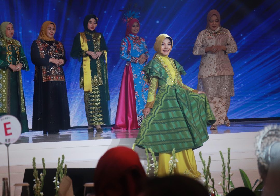 Pontianak Tampilkan Tenun Corak Insang di Ladies Program Munas APEKSI 2025 Surabaya