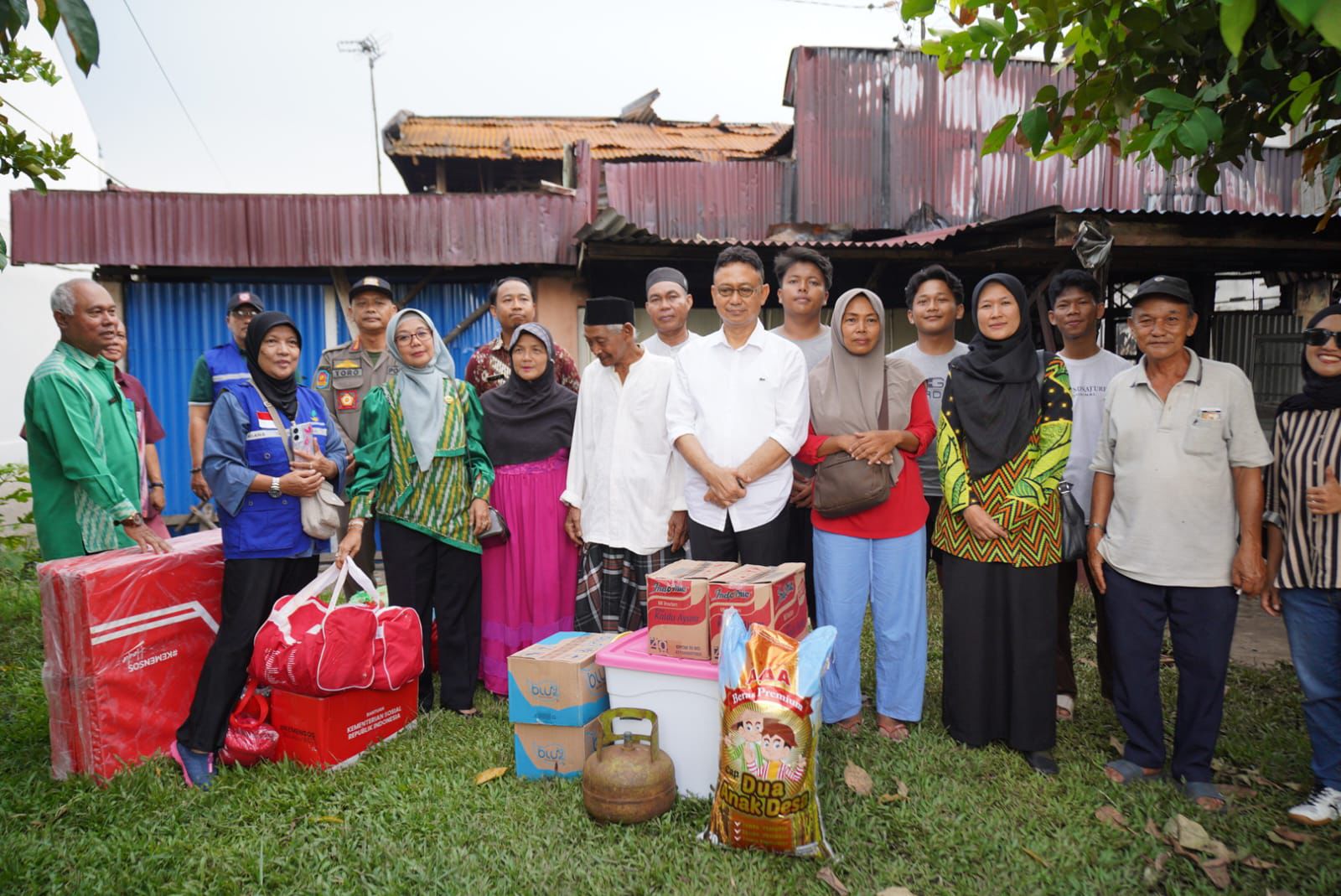 Wako Edi Serahkan Bantuan untuk Korban Kebakaran di Dua Titik, Imbau Warga Tetap Waspada