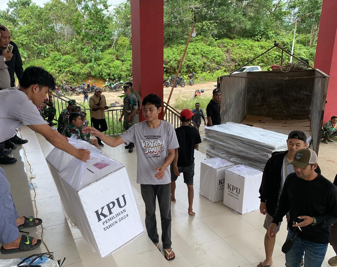 KPU Melawi Mulai Distribusikan Logistik Pemilu 2024 ke 11 Kecamatan