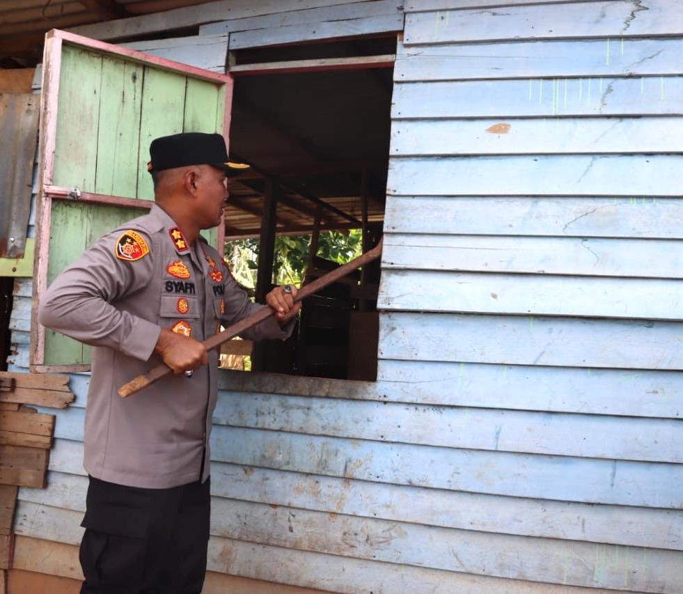 Sambut HUT Bhayangkara ke-78, Kapolres Melawi Bedah Rumah Warga Pengumpul Barang Bekas