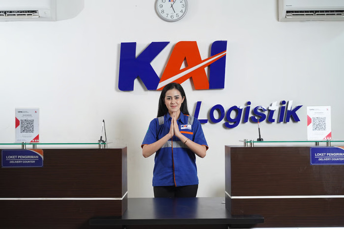 Rayakan Momen Hari Valentine, KAI Logistik Bagikan Cokelat Untuk Pelanggan