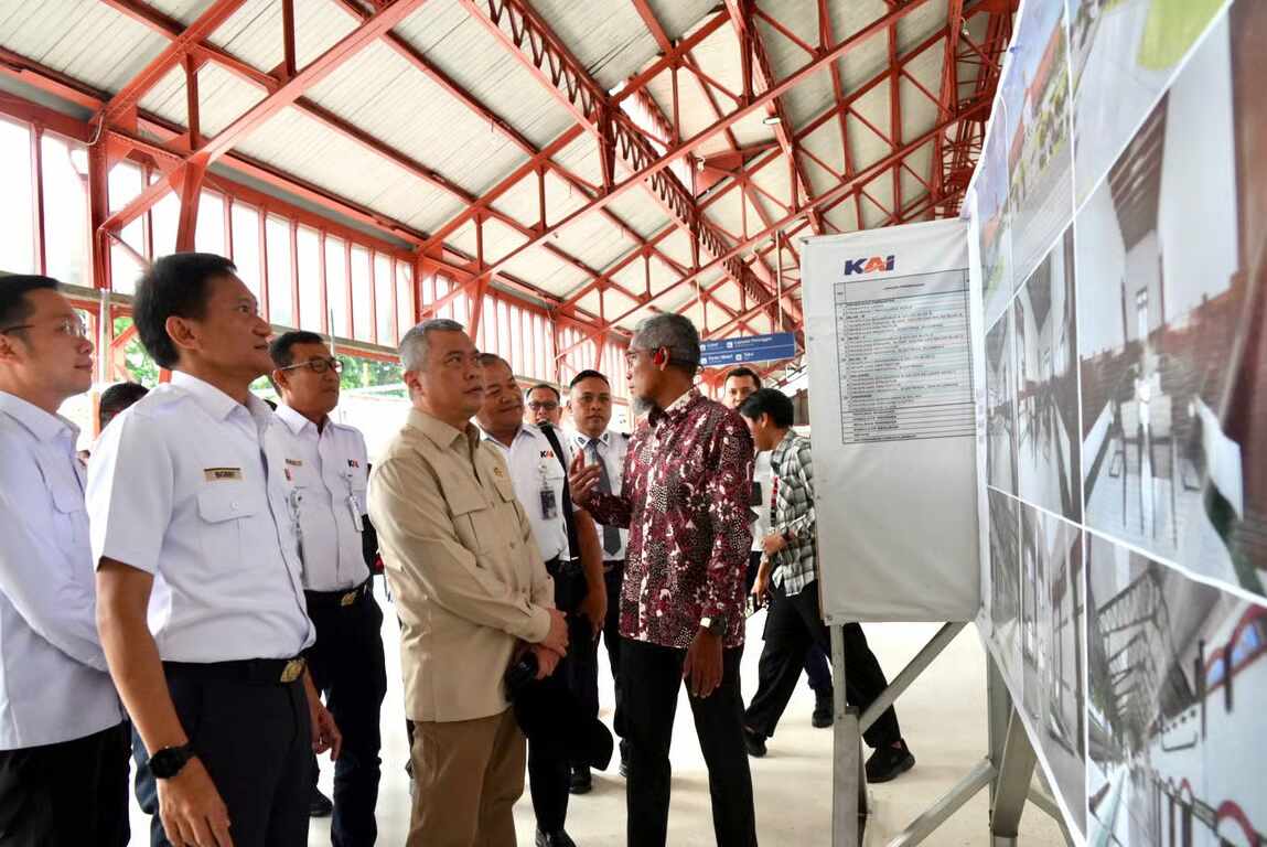 Direktur Utama KAI bersama Menhub RI Cek Kesiapan Angkutan Nataru di Semarang Tawang 