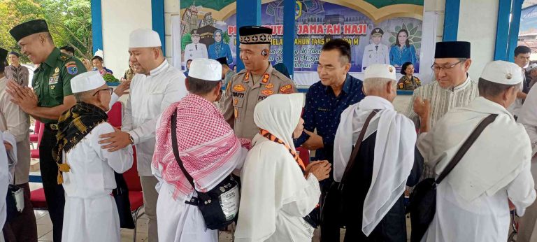 Kedatangan Jamaah Haji Melawi Disambut Bupati dan Kapolres, Satu Orang Sakit di Batam