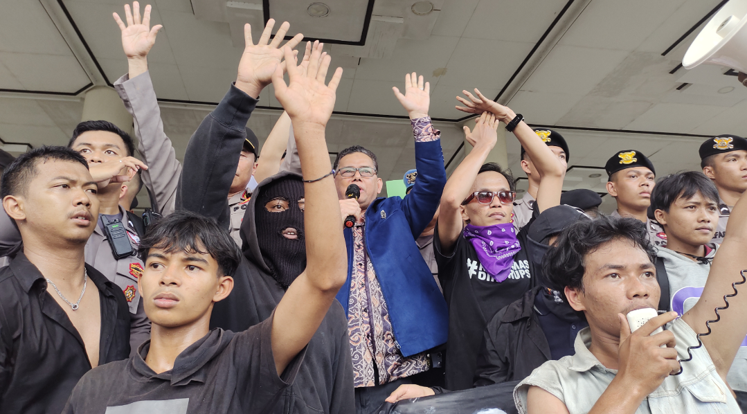 Aksi Mahasiswa dan Masyarakat di Pontianak, Ratusan Massa Geruduk Gedung DPRD Kalbar