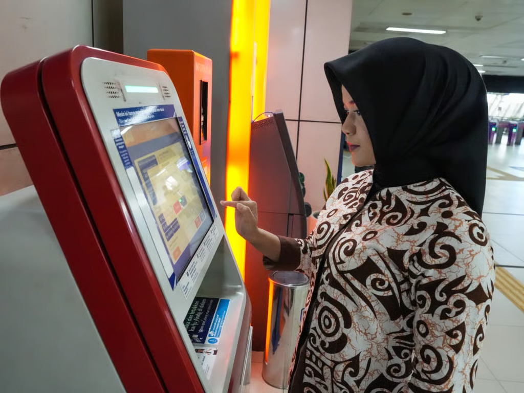 KAI Tambah Vending Machine untuk Isi Ulang KMT Secara Mandiri