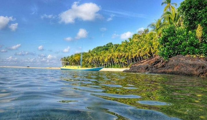 Menikmati Kedamaian di Pulau Denawan: Destinasi Wisata yang Tak Terlupakan