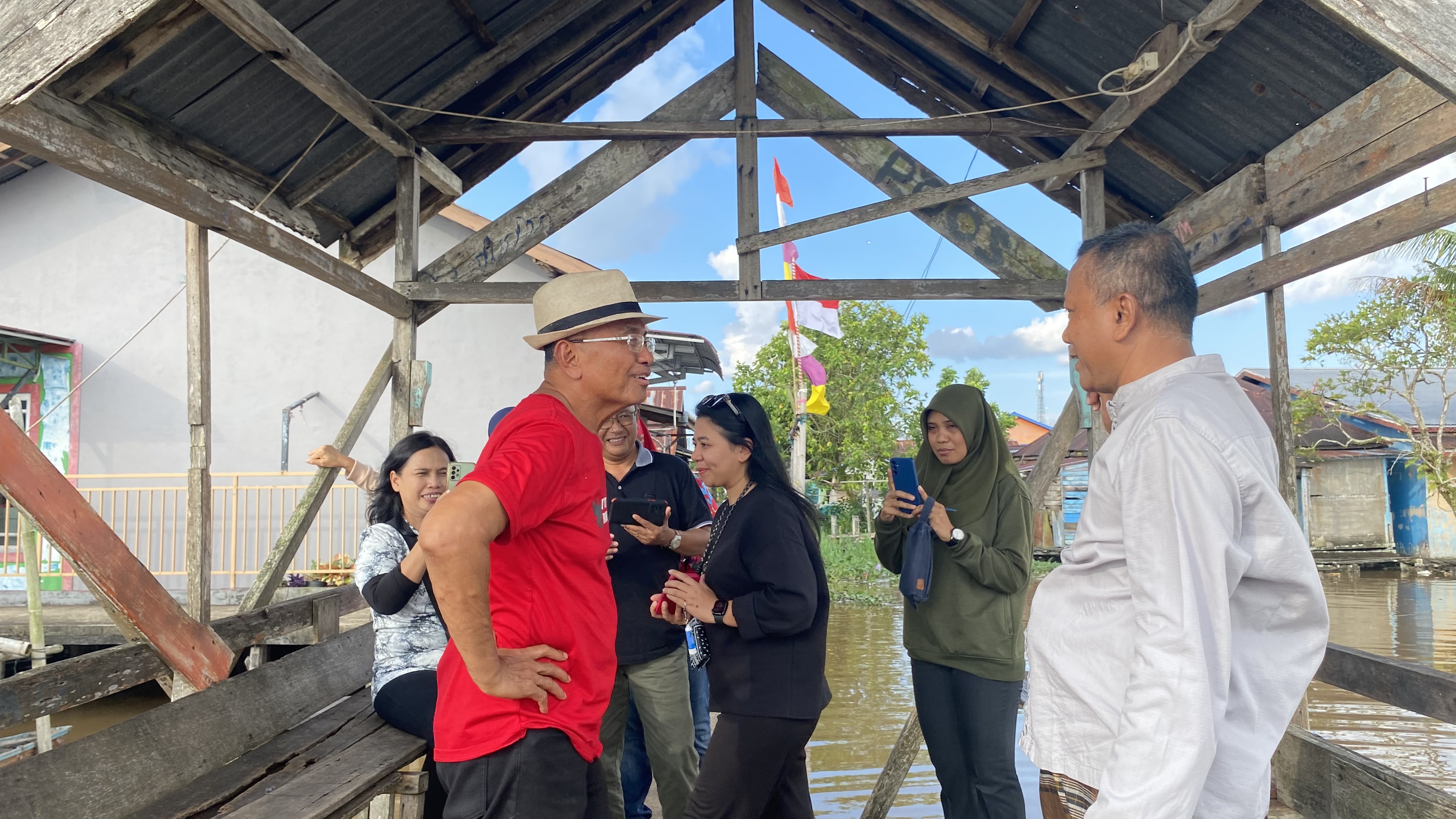 Dahlan Iskan Silaturahmi ke Rumah Orang Tua Veddriq Leonardo, Antusias Liat Buku Bacaan Sang Juara Olimpiade