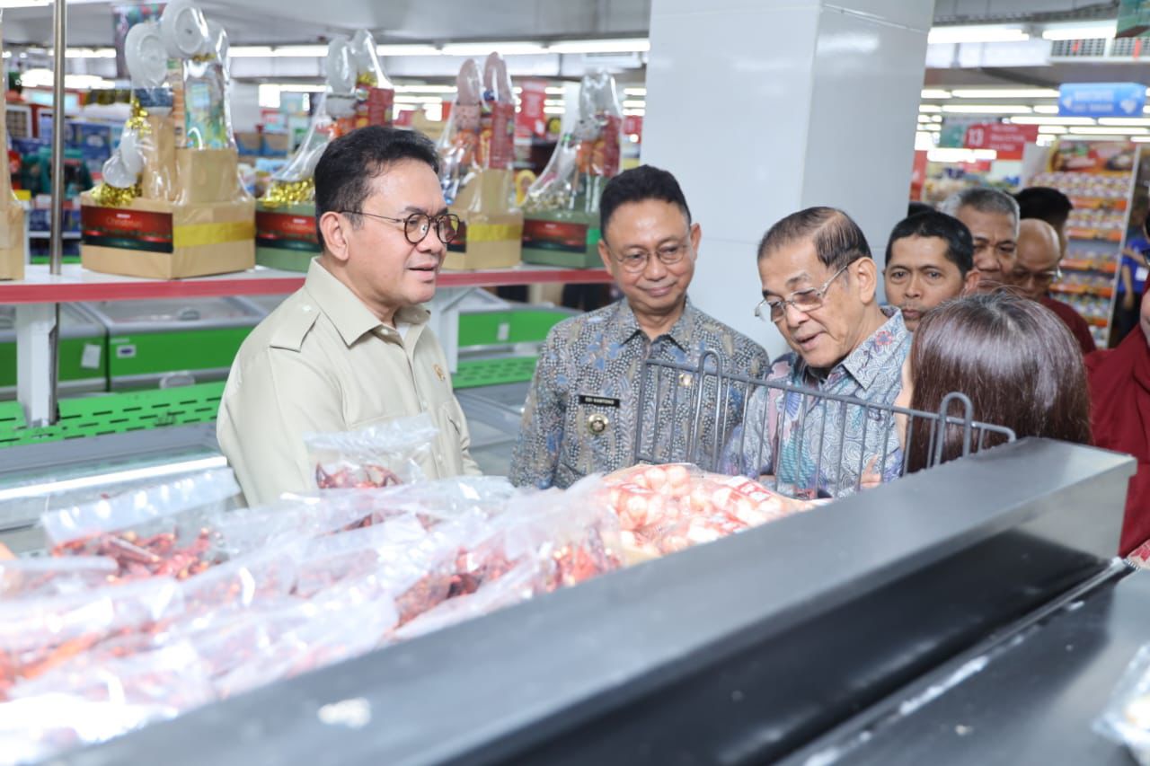 Mendag RI Budi Santoso Tinjau Pasar Flamboyan, Pastikan Harga Pangan Pontianak Stabil