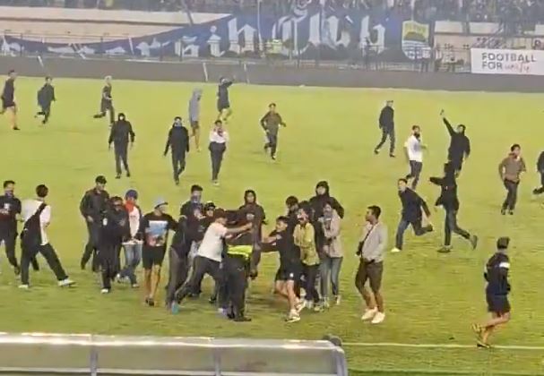 Kericuhan Warnai Kemenangan Persib atas Persija: Penonton Masuk Lapangan, Bobotoh Tuntut Keadilan