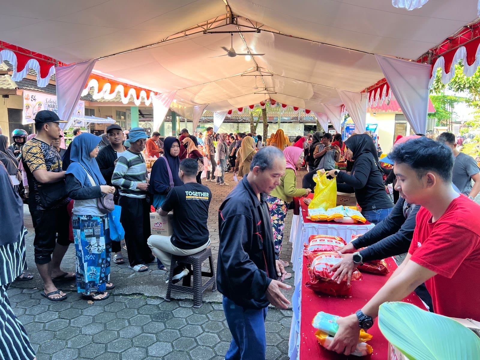 Warga Serbu Pasar Murah Pemkot Pontianak Jelang Idulfitri 2026